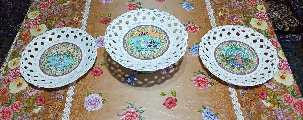 Набор вазы и тарелок с минатюрными картинками