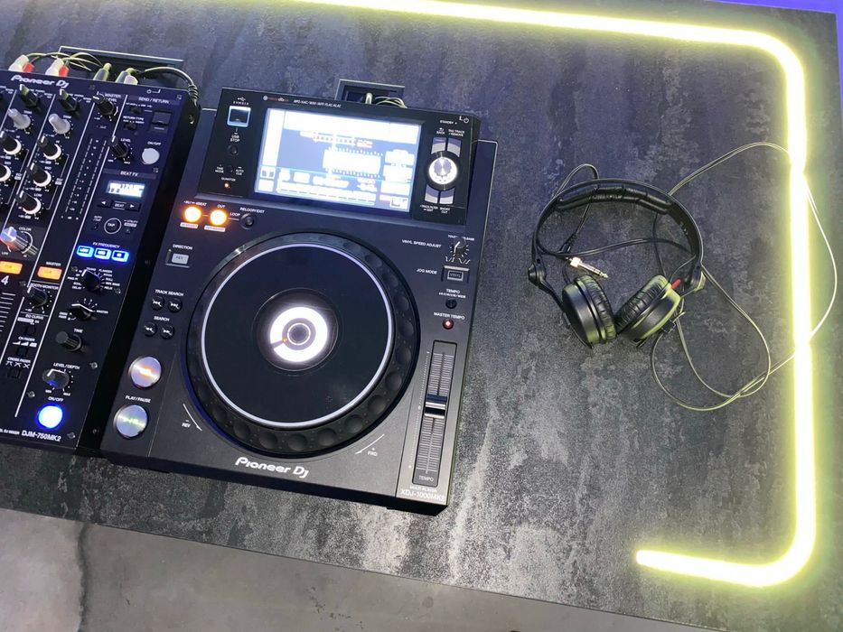 Pupitru DJ Profesional RGB - DJ Booth cu casetă luminoasă ( de vânzare & de închiriat )