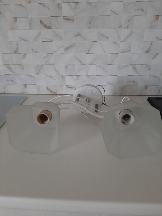 Продам люстру 2-х  рожковую.