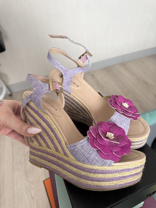 Продаю босоножки