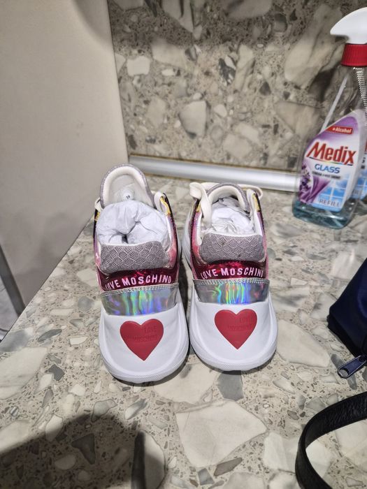 Сникърси Love Moschino