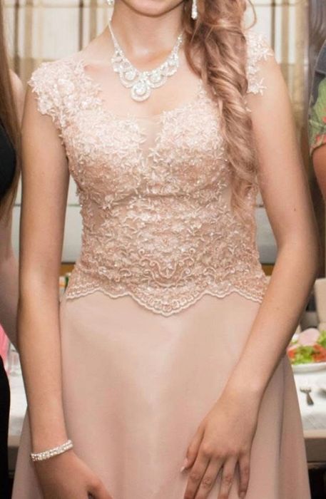 Продавам дълга бална рокля + подарък колие