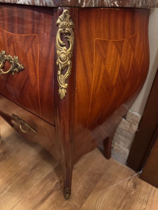 Продавам 2 бр антични комода с мраморни плотове