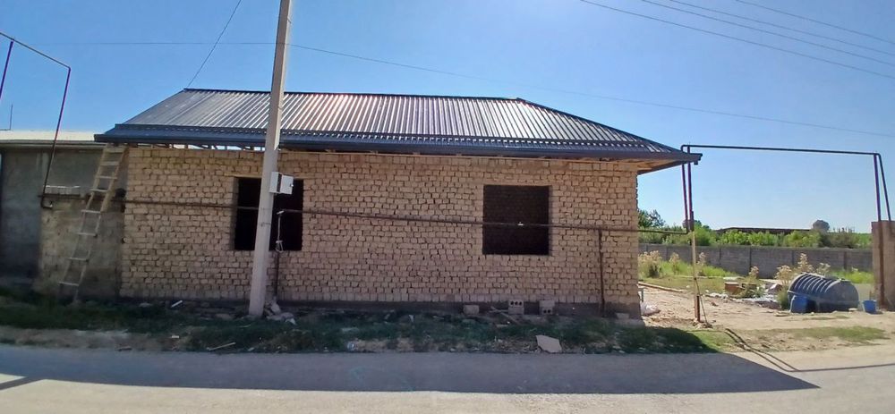 Yengi tashmi postidan 6 km kirganda 2.5 sotu uy sotiladi! Srochnaga!!!