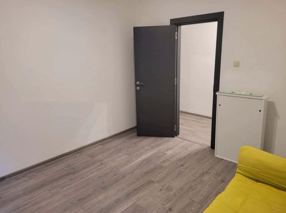 Дава се под наем Тристаен апартамент в София, Център - 62 кв.м за 817.53 € - Снимка #2