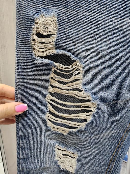 Джинсы голубые с дырами и потёртостями стильные натуральный джинс