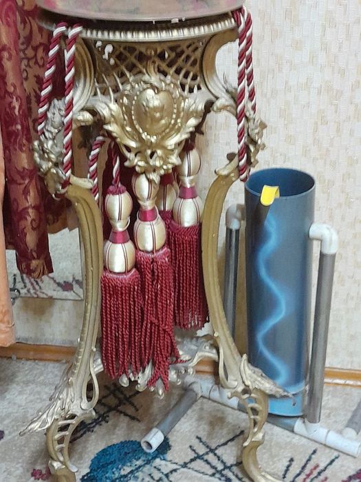 Антикварная  этажерка подставка для ваз в хорошем состоянии.
Мирзо Улу