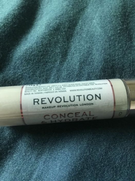 Revolution conceal & hydrate / коректор/