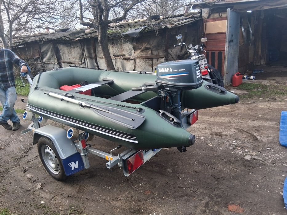 Лодка с пет коня двигател Yamaha