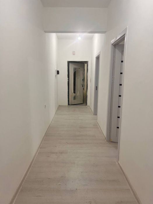 Янги Дархон.   Сдается.  2 х комнатная. Пустая.