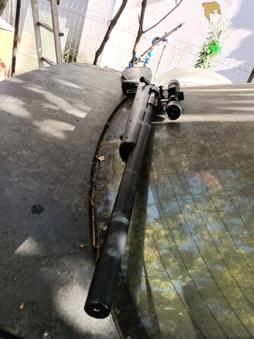Pușca airsoft pe arc cu lunetă