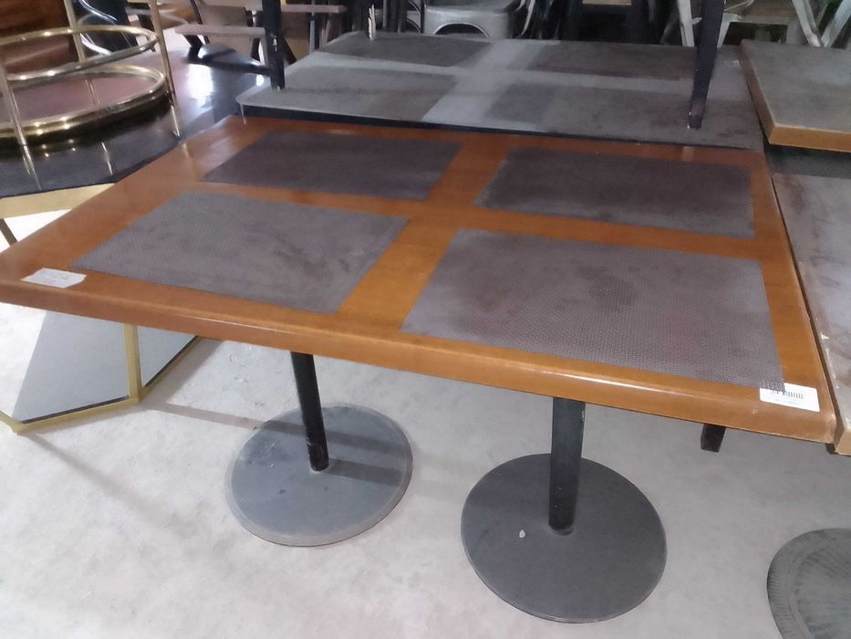 Стол, коричневый. Оборудование