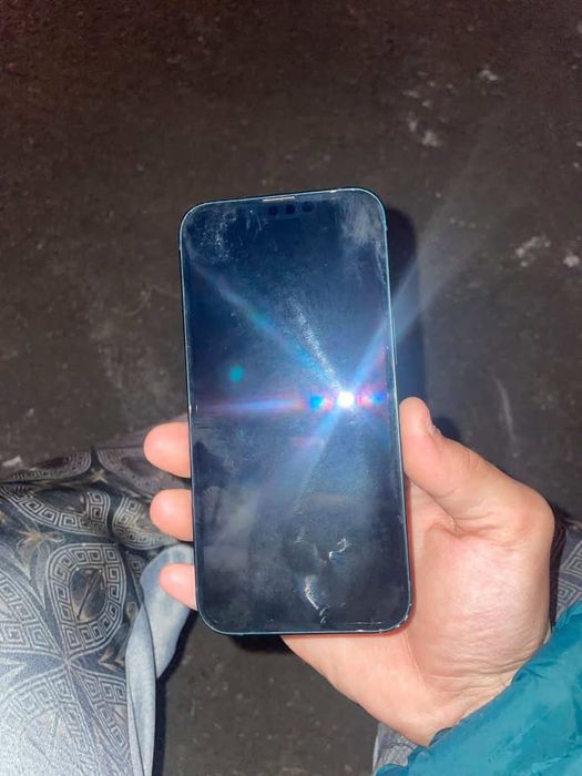 Vand iphone 13 urgent
