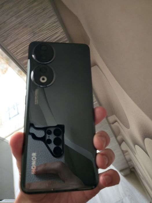Honor 90 в хорошем состоянии