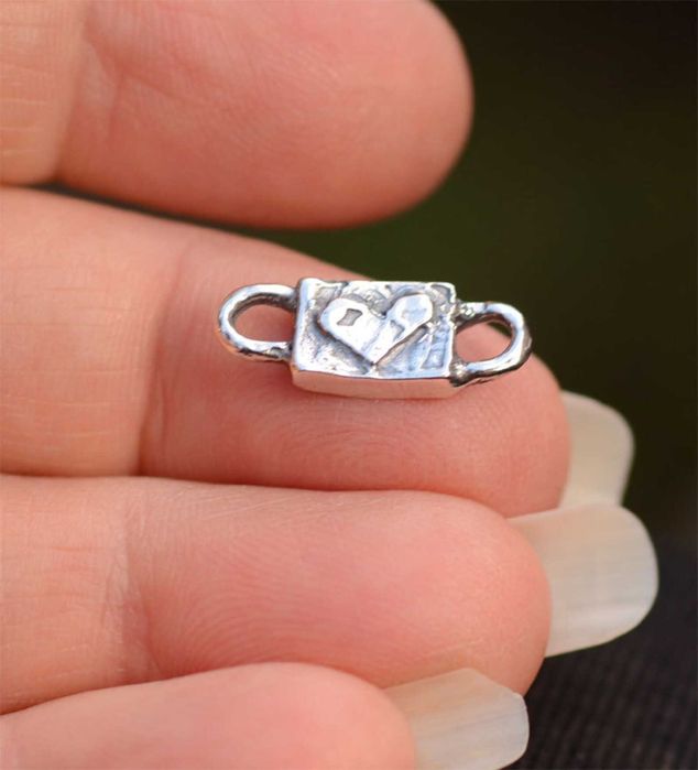 Сребърен свързващ елемент 925 сърце – рустик стил, талисман за любов.