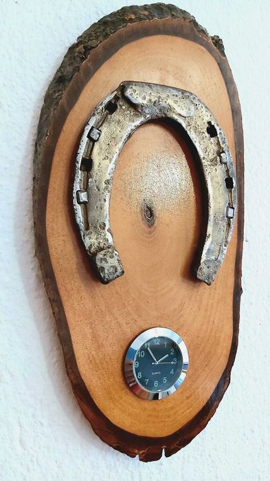 Подкова с часовник на дърво - ръчна изработка