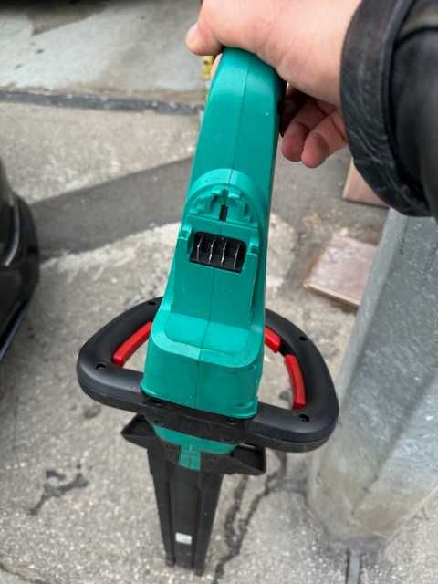 Trimmer gard viu Bosch, cu acumulator aproape nou