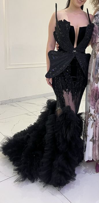 Черна бална рокля с пеперуда на дизайнера Стоян Радичев
