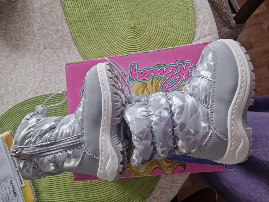 Продам зимнии сапожки для девочки.