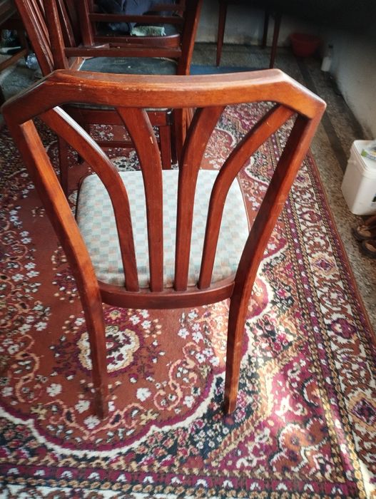 Столове с дамаска и дървен обков