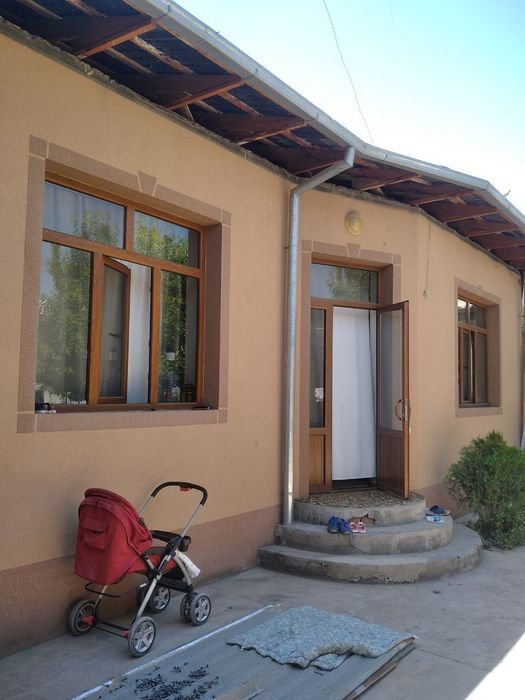 6.06 sotix Uy joyi bilan sotiladi 
4 ta sanuzel
2 ta Padvali bor
12 ta