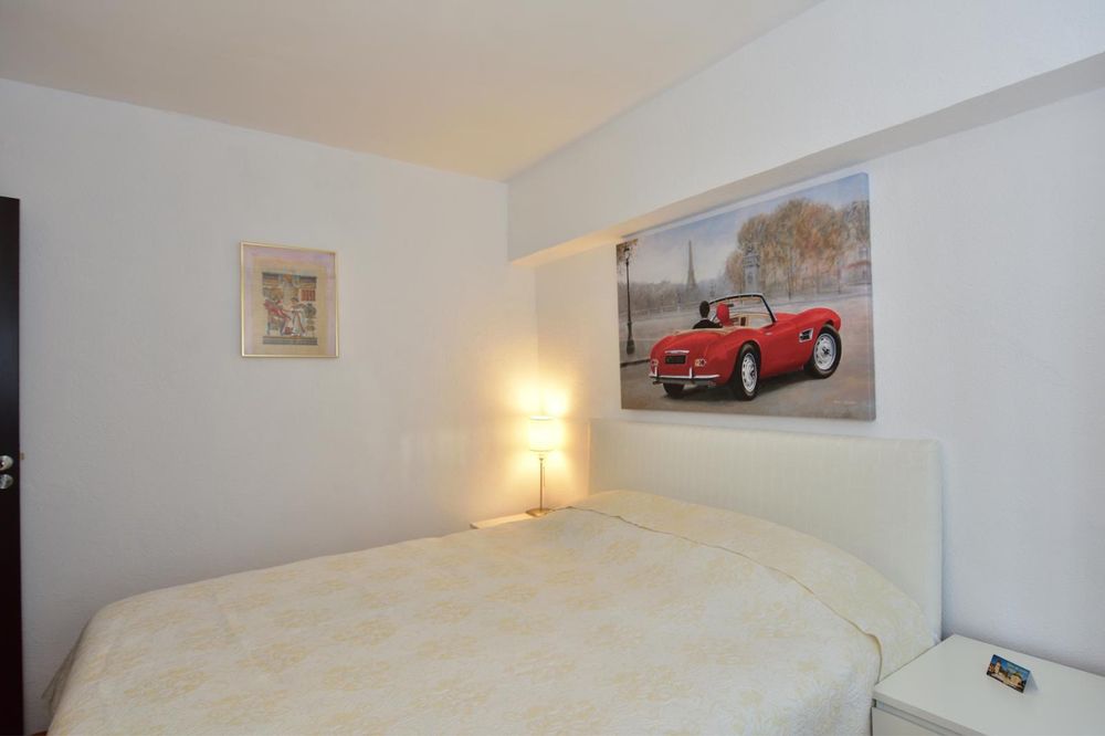 Ofer spre inchiriere apartament cu 2 camere, mobilat si utilat, aproape de Scoala nr.2