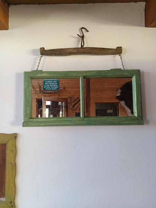Oglinda artizanala montata pe cruce de caruta