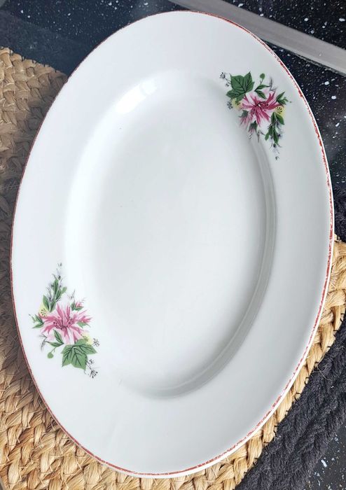 Ретро бели купи и чинии