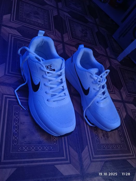 Продам кросовки белые