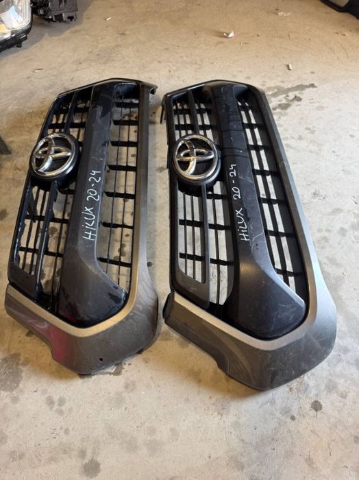 Grila centrala Toyota Hilux 2020/2021/2022/2023/2024