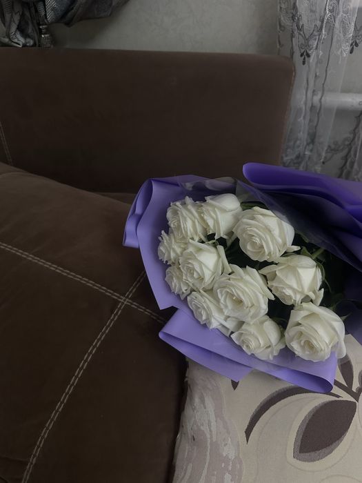Цветы свежие белые розы