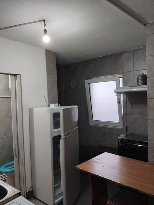 Inchiriez camera la curte