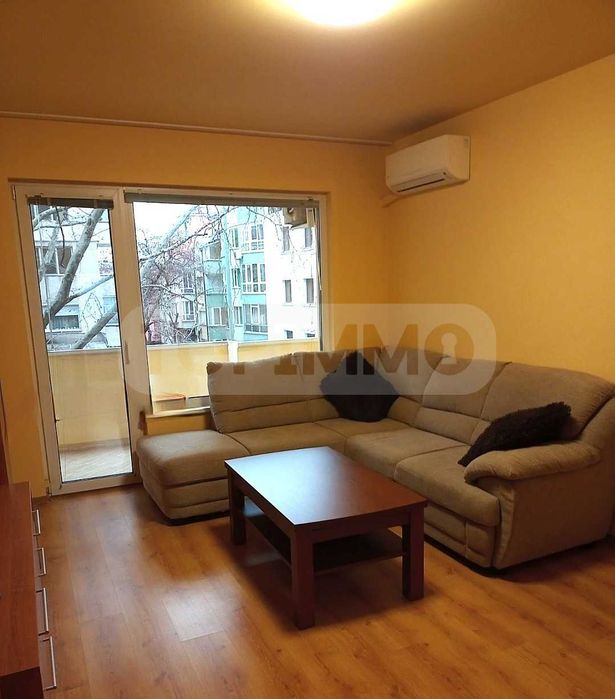 Под наем апартамент с три стаи в района на Червен площад