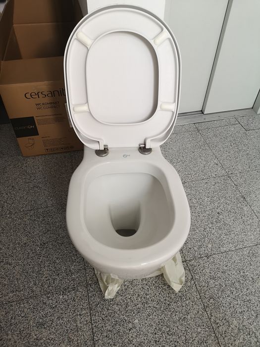 WC Ideal Standard cu capac, stare foarte bună, fără defecte