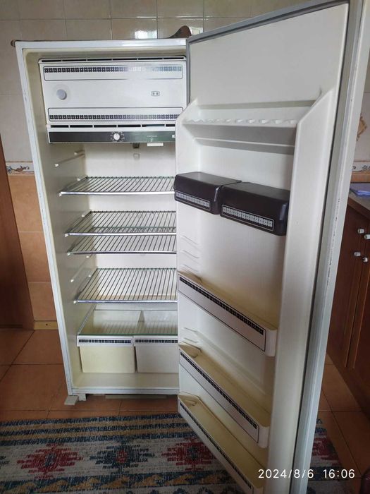 Холодильники, стиральная машина, телевизор, ковер.