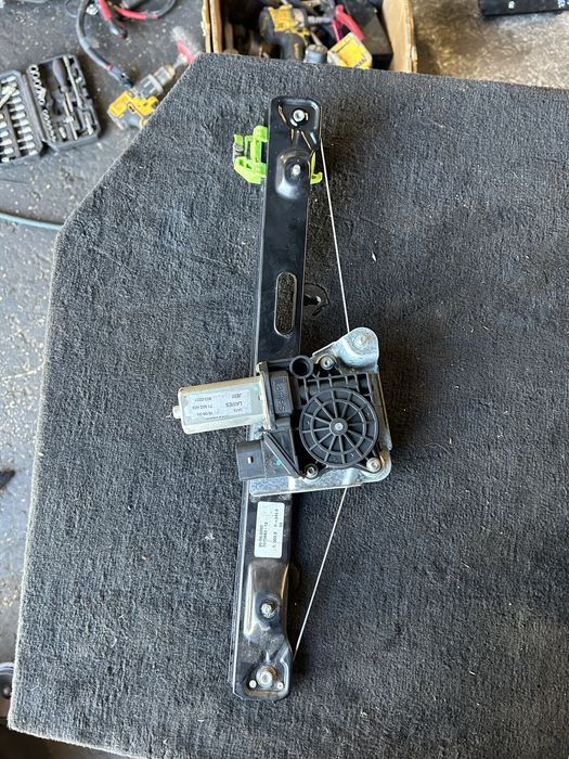 Заден ляв механизъм стъкло БМВ Е90 Е91 BMW E90 E91 mehanizum stuklo