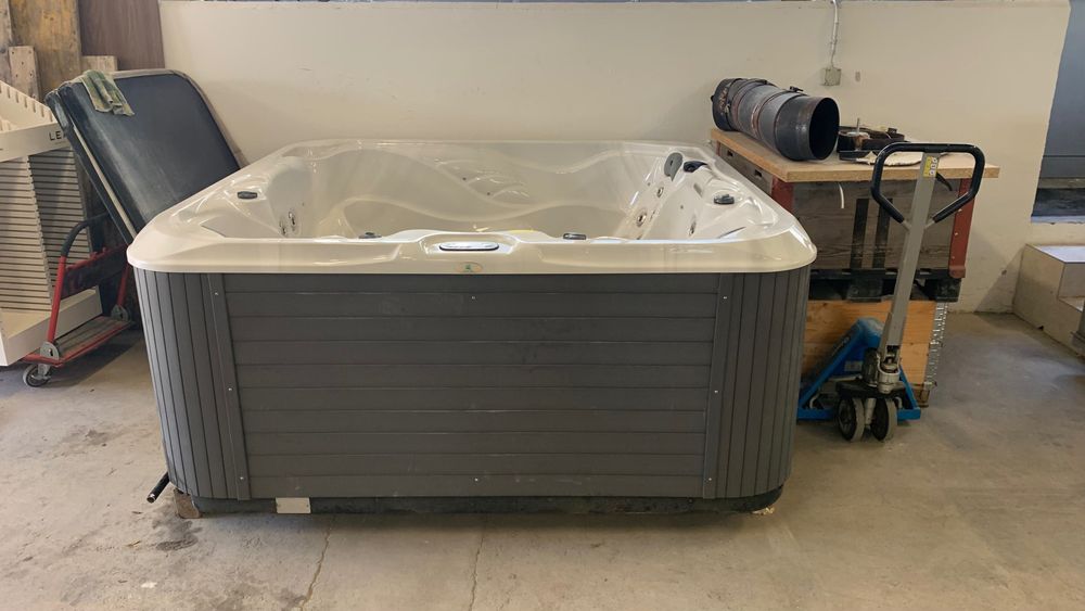 Whirlpool-Jacuzzi exterior 5 persoane stare excepțională !