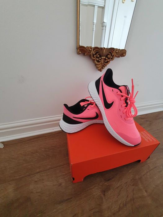 Nike revolution чисто нови