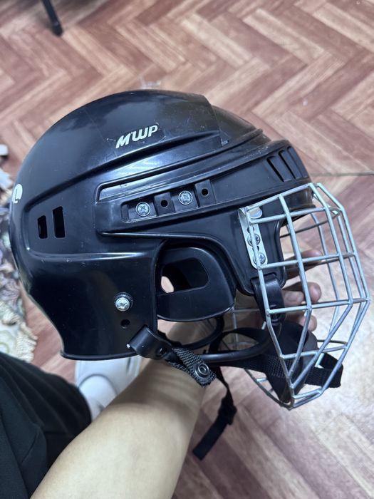 Продам шлем хоккейный