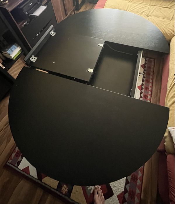 Masă rotundă extensibilă IKEA – elegantă și practică