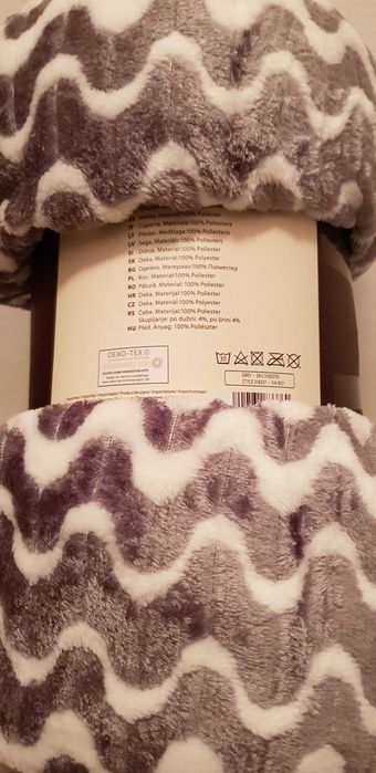 Pătură din material microfibră, cu dimensiunile de: 200 cm x 180 cm