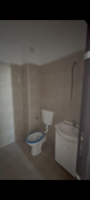 Vând apartament cu trei camere și parcare