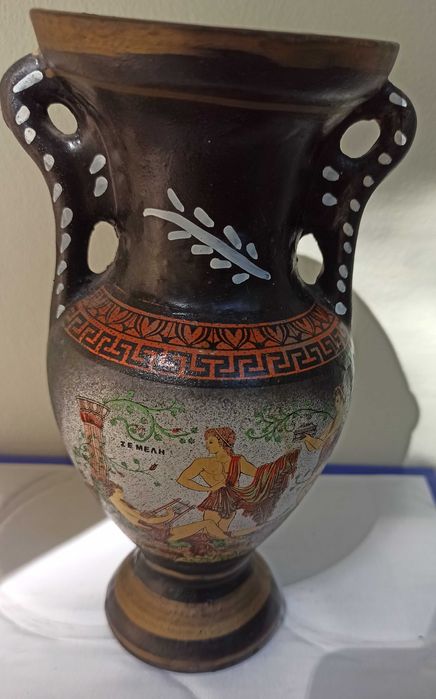Керамична ваза с гръцки мотиви
