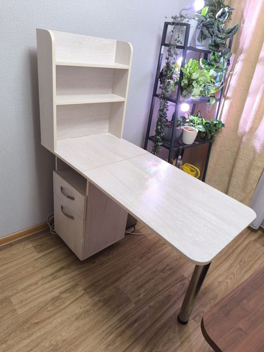 Продаю маникюрный стол