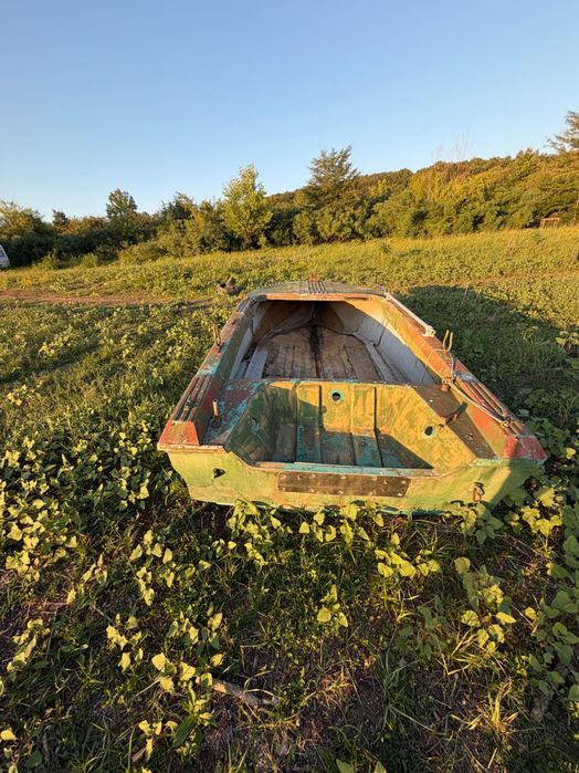 Продавам морска лодка