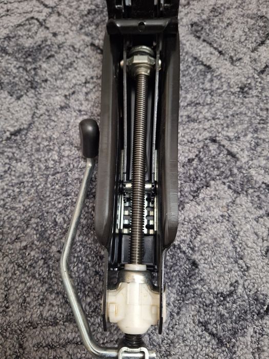 Cric și cheie roti vw