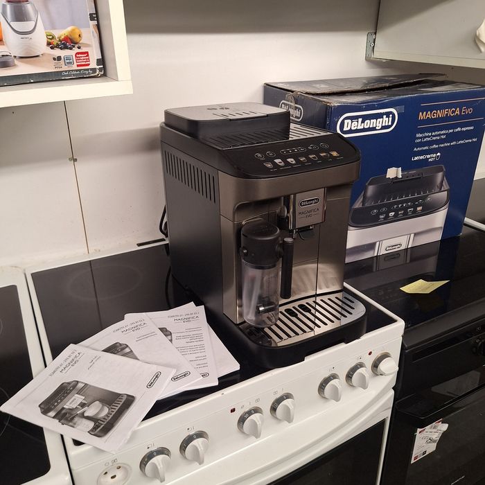 Кафе машина Delonghi Magnifica Evo  + подарък машина за чай Delonghi