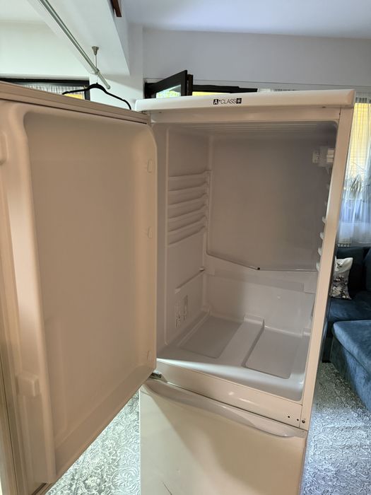 Frigider INDESIT cu congelator separat
