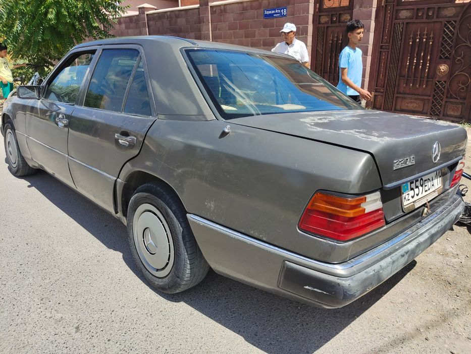 Продам Мерседес E220 93 года