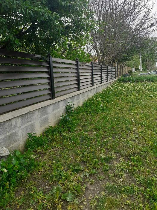 Garduri din panouri stil jaluzele, sipca metalica, tabla, plasa si BCA